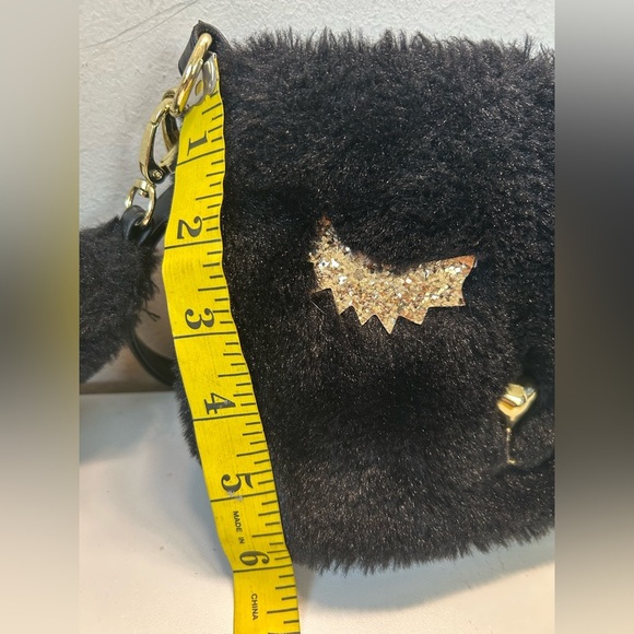 BETSEY JOHNSON FAUX FUR CROSSBODY,GOLD GLITTER EYELASHES,GOLD HARDWARE,WRISTLET - Picture 12 of 12